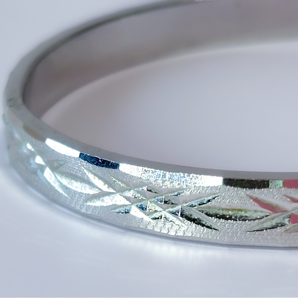 Vintage Silver Tone Diamond Cut Hinged Bangle - 6.75" -JT0335 - Picture 2 of 14